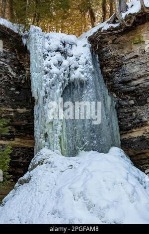 Munising Falls Frozen in Winter, Pictured Rocks National Lakeshore, Obere Halbinsel, Michigan, USA Stockfoto