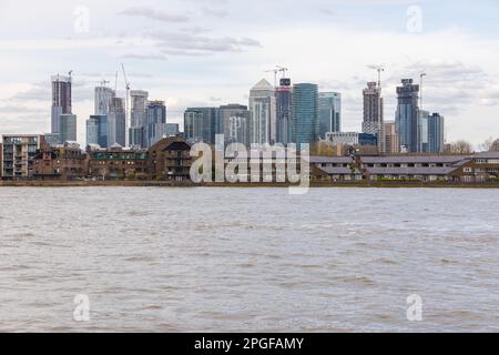 London, Greenwich, Großbritannien - 05. April 2019: Blick auf die Skyline von London am bewölkten Himmel. Am Grund der Themse. Stockfoto