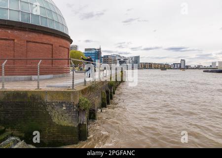 London, Greenwich, Großbritannien - 05. April 2019: Blick auf die Skyline von London am bewölkten Himmel. Am Grund der Themse. Stockfoto