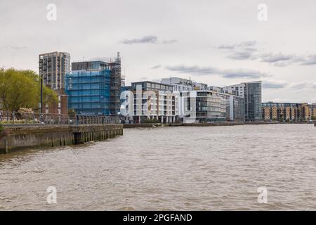 London, Greenwich, Großbritannien - 05. April 2019: Blick auf die Skyline von London am bewölkten Himmel. Am Grund der Themse. Stockfoto