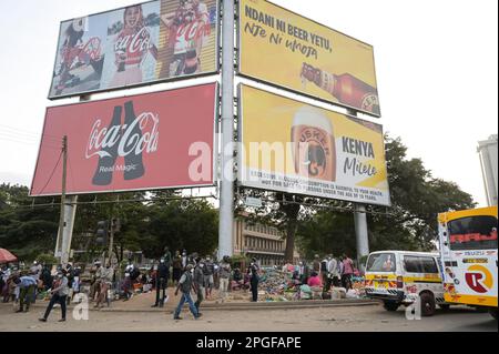 KENIA, Nairobi, Verkehr, Coca Cola und Tusker Werbung, Tusker Bier gehört zur british Diageo Group / KENIA, Nairobi, Stadtzentrum, Verkehr, Coca Cola und Tusker Bier Werbung Stockfoto