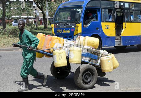 KENIA, Nairobi, Verkehr, Minibus Matatu und Wassertransport mit Wagen/KENIA, Nairobi, Verkehr, Minibus Matatu und Wassertransport mit Karren Stockfoto