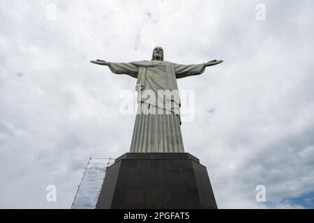 Wunderschöner Blick auf die Christusstatue am bewölkten Tag Stockfoto
