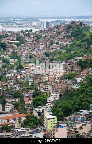 Wunderschöne Aussicht auf die armen Favela Häuser auf der Hügelseite Stockfoto