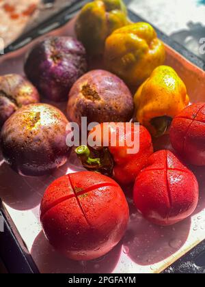 Aubergine, Tomate, gelber Pfeffer auf einem Backblech Stockfoto