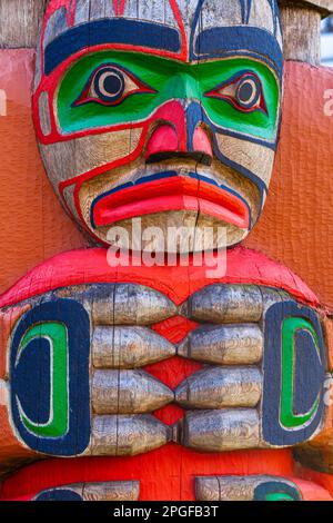 Abstrakter Blick auf einen Totempfahl auf dem Gelände des BC Provincial Museum in Kanada Stockfoto