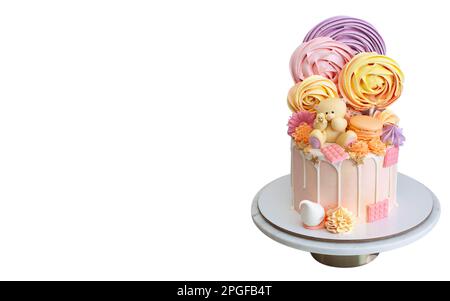 Zarter rosafarbener Kuchen zum Geburtstag des kleinen Mädchens niedlicher Teddybär, Schokolade und Baiser. Isoliert auf weißem Hintergrund. Horizontale Ausrichtung Stockfoto