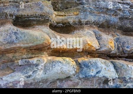 Erosded Sandstone Cliffs of the Munising Formation bei Munising Falls, Pictured Rocks National Lakeshore, Upper Peninsula, Michigan, USA Stockfoto