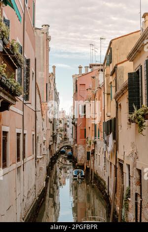 Farbenfrohe Gebäude mit Blick auf den Kanal in Venedig Stockfoto