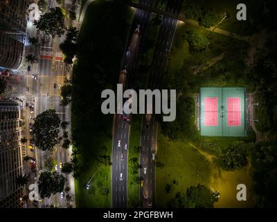 Wunderschöner Blick von oben auf die Straßen mit Autos und Tennisplatz Stockfoto