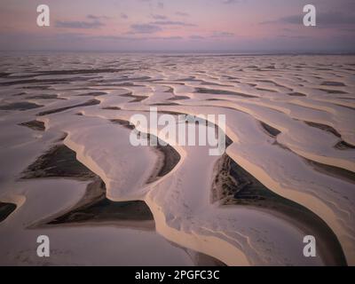 Wunderschöne Aussicht auf weiße Sanddünen und Regenwasserpools Stockfoto
