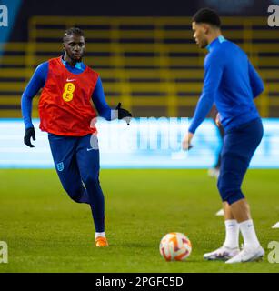 Manchester, Großbritannien. 22. März 2023. Manchester, England, März 22. 2023: Englische Spieler wärmen sich vor dem International Friendly Football Match zwischen England und Deutschland im City Football Academy Stadium in Manchester auf. (James Whitehead/SPP) Kredit: SPP Sport Press Photo. Alamy Live News Stockfoto