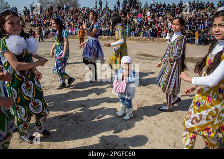 Samgar-Dorf, Tadschikistan. 19. März 2015. Mädchen, die während der Feier der Einheimischen von Navruz tanzen, feiern im Dorf in der Republik Tadschikistan Stockfoto