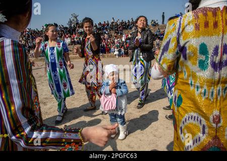 Samgar-Dorf, Tadschikistan. 19. März 2015. Mädchen, die während der Feier der Einheimischen von Navruz tanzen, feiern im Dorf in der Republik Tadschikistan Stockfoto