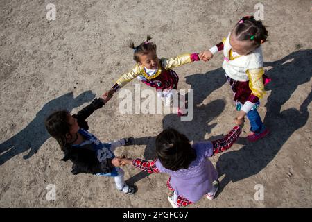 Samgar-Dorf, Tadschikistan. 19. März 2015. Mädchen, die während der Feier der Einheimischen von Navruz tanzen, feiern im Dorf in der Republik Tadschikistan Stockfoto