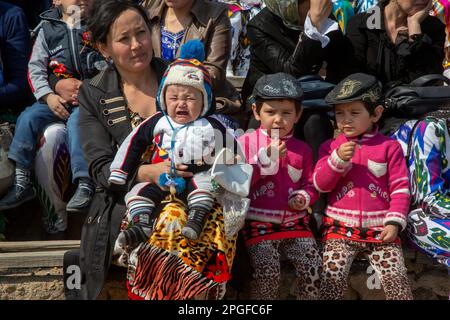 Samgar-Dorf, Tadschikistan. 19. März 2015. Die Leute beobachten die Feierlichkeiten von Navruz im Dorf in der Republik Tadschikistan Stockfoto
