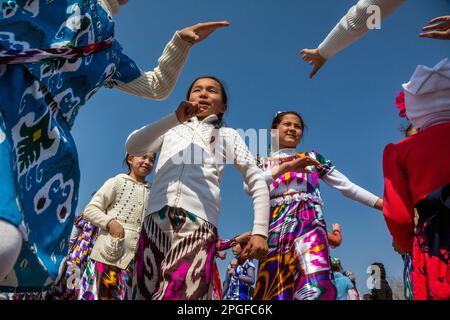 Samgar-Dorf, Tadschikistan. 19. März 2015. Mädchen, die während der Feier der Einheimischen von Navruz tanzen, feiern im Dorf in der Republik Tadschikistan Stockfoto