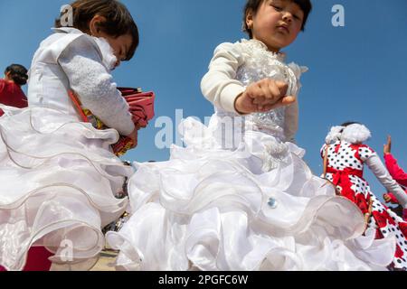 Samgar-Dorf, Tadschikistan. 19. März 2015. Mädchen, die während der Feier der Einheimischen von Navruz tanzen, feiern im Dorf in der Republik Tadschikistan Stockfoto