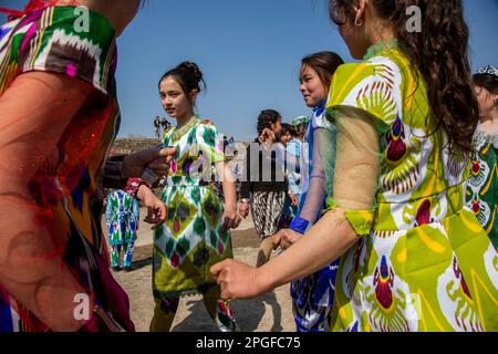 Samgar-Dorf, Tadschikistan. 19. März 2015. Mädchen, die während der Feier der Einheimischen von Navruz tanzen, feiern im Dorf in der Republik Tadschikistan Stockfoto