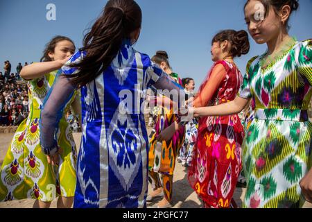 Samgar-Dorf, Tadschikistan. 19. März 2015. Mädchen, die während der Feier der Einheimischen von Navruz tanzen, feiern im Dorf in der Republik Tadschikistan Stockfoto