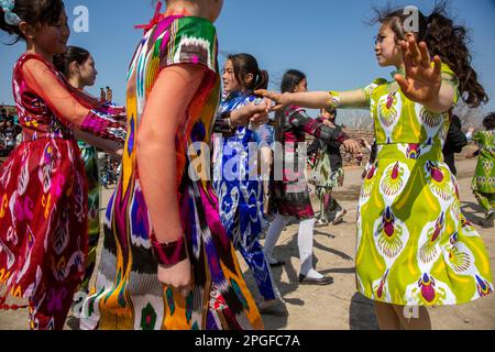 Samgar-Dorf, Tadschikistan. 19. März 2015. Mädchen, die während der Feier der Einheimischen von Navruz tanzen, feiern im Dorf in der Republik Tadschikistan Stockfoto