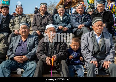 Samgar-Dorf, Tadschikistan. 19. März 2015. Die Leute beobachten die Feierlichkeiten von Navruz im Dorf in der Republik Tadschikistan Stockfoto