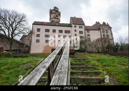 Schloss Ronneburg mit Holztreppe und Geländer vor dem Hotel an bewölkten Tagen, Deutschland Stockfoto