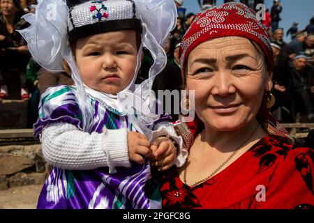 Samgar-Dorf, Tadschikistan. 19. März 2015. Die Leute beobachten die Feierlichkeiten von Navruz im Dorf in der Republik Tadschikistan Stockfoto