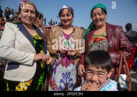 Samgar-Dorf, Tadschikistan. 19. März 2015. Die Leute beobachten die Feierlichkeiten von Navruz im Dorf in der Republik Tadschikistan Stockfoto