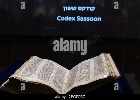 (230322) -- TEL AVIV, 22. März 2023 (Xinhua) -- der Codex Sassoon wird am 22. März 2023 im ANU Museum des jüdischen Volkes in Tel Aviv, Israel, gesehen. Das Codex Sassoon, das älteste bekannte und vollständigste hebräische Bibelmanuskript, wird am Donnerstag erstmals in Israel ausgestellt, wie die Times of Israel berichtet hat. (Tomer Neuberg/JINI via Xinhua) Kredit: Xinhua/Alamy Live News Stockfoto