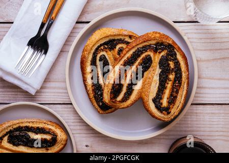 Hausgemachte Blätterkekse mit Mohnsamen in rab-Form Stockfoto