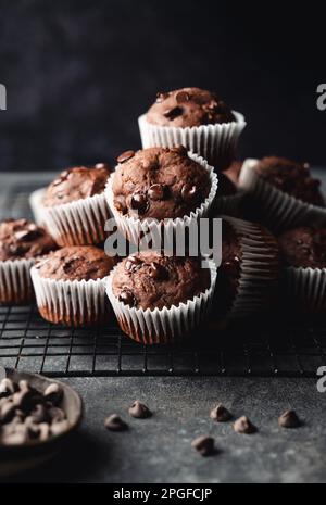 Nahaufnahme von Zucchini-Muffins mit Schokoladenchips auf schwarzem Hintergrund. Stockfoto
