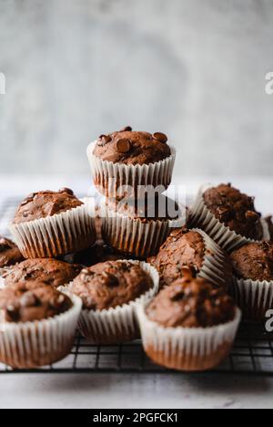 Nahaufnahme vieler Zucchini-Muffins mit Schokoladenchips auf weißem Hintergrund. Stockfoto