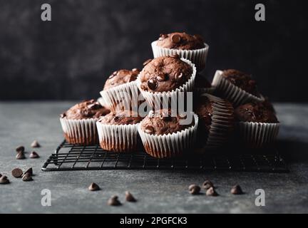Nahaufnahme vieler Zucchini-Muffins mit Schokoladenchips auf schwarzem Hintergrund. Stockfoto