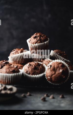 Nahaufnahme von Zucchini-Muffins mit Schokoladenchips auf schwarzem Hintergrund. Stockfoto