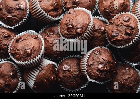 Nahaufnahme von vielen Zucchini-Muffins mit Schokoladenchips. Stockfoto