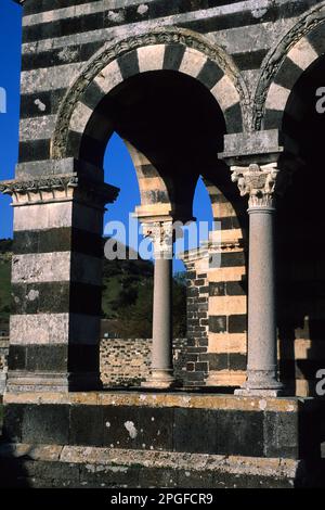 Kirche im Pisan-Stil. Basilika della SS. Trinità di Saccargia. Codrongianos, Sassari, Sardegna Stockfoto