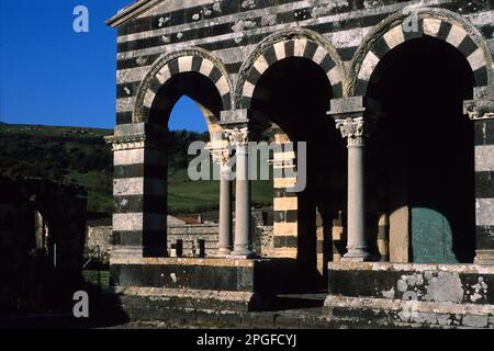 Kirche im Pisan-Stil. Basilika della SS. Trinità di Saccargia. Codrongianos, Sassari, Sardegna Stockfoto