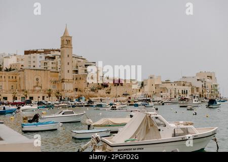 Boote, die in einem Fischerdorf in Malta anlegen Stockfoto