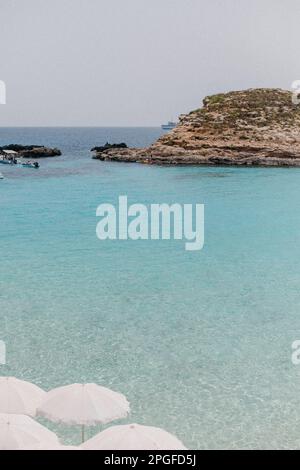 Blick im Filmstil auf die Blue Lagoon Swim Area auf Comino Island, Malta Stockfoto