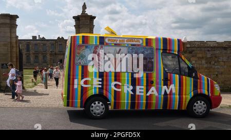 Farbbild eines Eiswagens in whitby uk Stockfoto