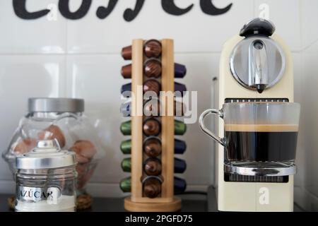 Hausgemachte Kaffeeecke mit einem Espresso und einem schwarzen Kaffee Stockfoto
