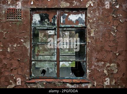 Farbbild eines Gebäudes aus dem 2. Weltkrieg auf einem stillgelegten Flugplatz in oxford uk Stockfoto