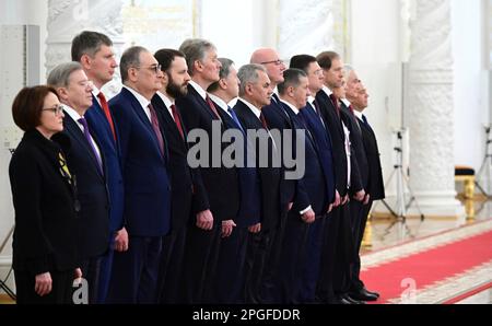 Moskau, Russland. 21. März 2023. Während der offiziellen Ankunftszeremonie für den chinesischen Präsidenten Xi Jinping im Kreml-Palast am 21. März 2023 in Moskau, Russland, stehen hochrangige russische Beamte vor der Tür. Kredit: Pavel Byrkin/Kreml Pool/Alamy Live News Stockfoto