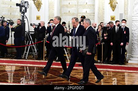 Moskau, Russland. 21. März 2023. Der russische Pressesprecher des Präsidenten, Dmitry Peskov, links, geht neben Außenminister Sergej Lawrow, dem Zentrum und dem Verteidigungsminister Sergei Shoigu vor Beginn der feierlichen Ankunftszeremonie für den chinesischen Präsidenten Xi Jinping im Kreml-Palast am 21. März 2023 in Moskau, Russland, spazieren. Kredit: Pavel Byrkin/Kreml Pool/Alamy Live News Stockfoto