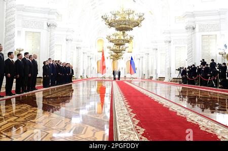 Moskau, Russland. 21. März 2023. Der russische Präsident Wladimir Putin begrüßt den chinesischen Präsidenten Xi Jinping, Left, zur offiziellen Ankunftszeremonie vor dem Treffen im Kreml-Palast am 21. März 2023 in Moskau, Russland. Kredit: Pavel Byrkin/Kreml Pool/Alamy Live News Stockfoto