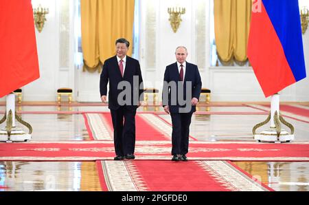 Moskau, Russland. 21. März 2023. Der russische Präsident Wladimir Putin ist Gastgeber des chinesischen Präsidenten Xi Jinping, Left, vor dem bilateralen Treffen im Kreml-Palast am 21. März 2023 in Moskau, Russland. Kredit: Pavel Byrkin/Kreml Pool/Alamy Live News Stockfoto