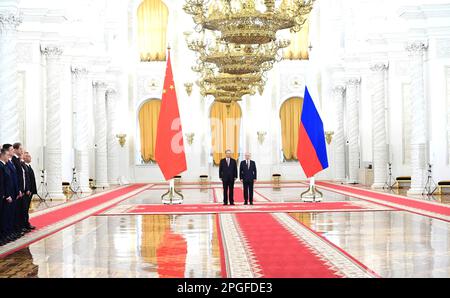 Moskau, Russland. 21. März 2023. Der russische Präsident Wladimir Putin begrüßt den chinesischen Präsidenten Xi Jinping, Left, zur offiziellen Ankunftszeremonie vor dem Treffen im Kreml-Palast am 21. März 2023 in Moskau, Russland. Kredit: Pavel Byrkin/Kreml Pool/Alamy Live News Stockfoto