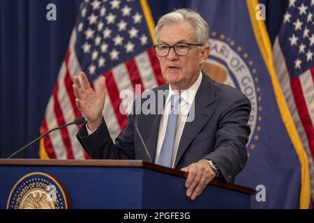 Washington, Usa. 22. März 2023. Jerome Powell, Vorsitzender der Federal Reserve, hält eine Pressekonferenz nach der Sitzung des Federal Open Market Committee im William McChesney Martin Jr. ab Federal Reserve Board Building in Washington, DC am Mittwoch, den 22. März 2023. Die Federal Reserve genehmigte eine weitere Zinserhöhung um Viertel Prozentpunkte, signalisierte aber, dass die Turbulenzen im Bankensystem ihre Zinserhöhungskampagne früher beenden könnten, als es vor zwei Wochen wahrscheinlich schien. Foto: Ken Cedeno/UPI Credit: UPI/Alamy Live News Stockfoto