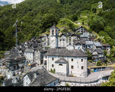 Luftbild mit Drohne des Bergdorfes Corippo - die kleinste Gemeinde im Kanton Tessin, Schweiz Stockfoto